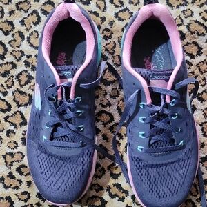 Skechers Women's Navy and Pink Athletic Shoes eight and a half medium